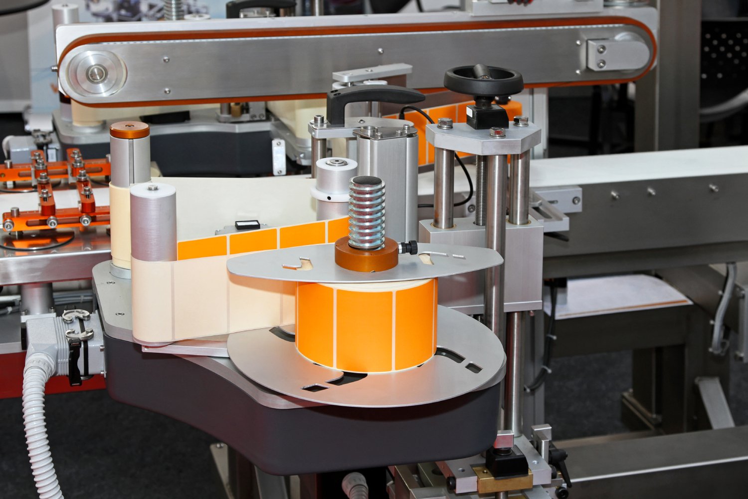 Close-up of a labelling machine in operation | Interpack Technologies